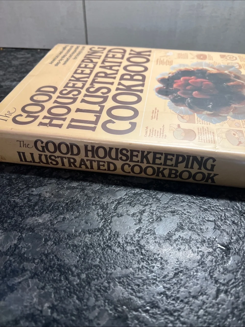 1980 The Good Housekeeping Illustrated Cookbook - Cream Cover over 900 recipes